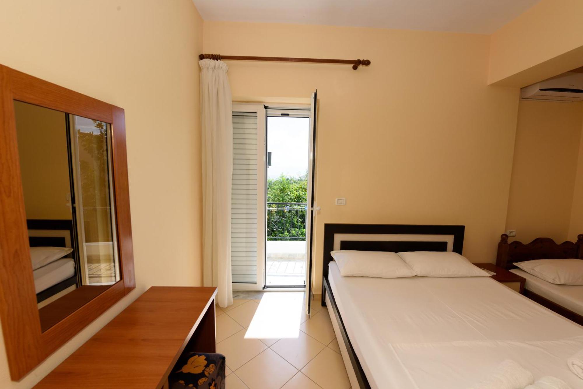 Vasili'S Family Apartments Himare Exterior photo